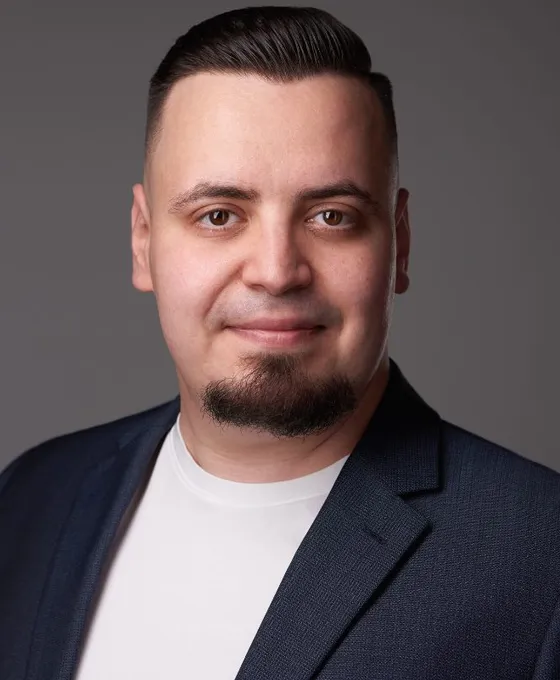 Sipos Zoltán stúdiófotón, sötétkék zakóban.